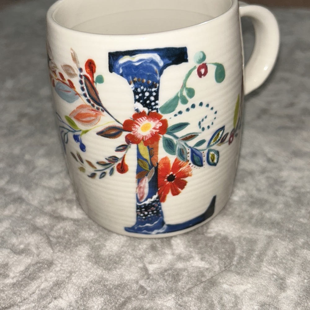 Beautiful L designed Mug - Picture 2 of 8